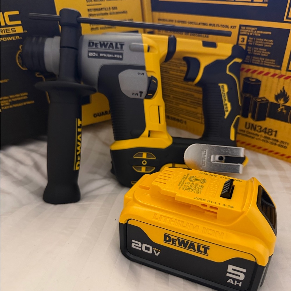 DEWALT 20V MAX Cordless Drill Set - Yellow and Black
